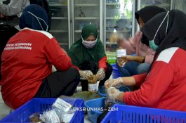 Unhas Kembali Kirim Satu Ton Ayam Palekko Siap Santap, Lebih Setengah Ton Telur Sengaja Dibawa Mentah