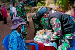 Tim Kesehatan Lantamal VI Obati 76 Warga Pulau Karampuang, Satu Orang Dijahit