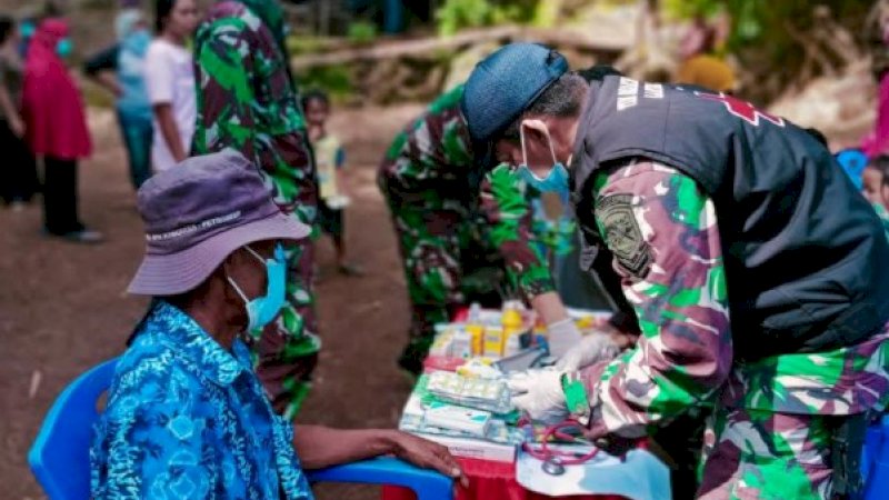 Tim Kesehatan Lantamal VI Obati 76 Warga Pulau Karampuang, Satu Orang Dijahit
