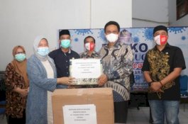 Hasnah Syam Salurkan Bantuan 2.500 Kit Rapid Test Antigen, Gratis untuk Warga Barru