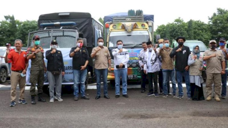 Bupati Barru, Suardi Saleh, yang melepas delegasi bantuan untuk gempa Sulbar, Sabtu (23/1/2021). 