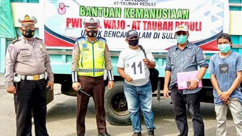 Pelepasan truk pembawa bantuan berangkat dari Kantor PWI Wajo di depan Masjid Raya Sengkang, Sabtu (23/1/2021).