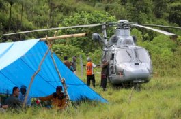 Terjebak Kabut saat Distribusi Bantuan, Awak Helikopter TNI AL Terpaksa Bermalam di Gunung