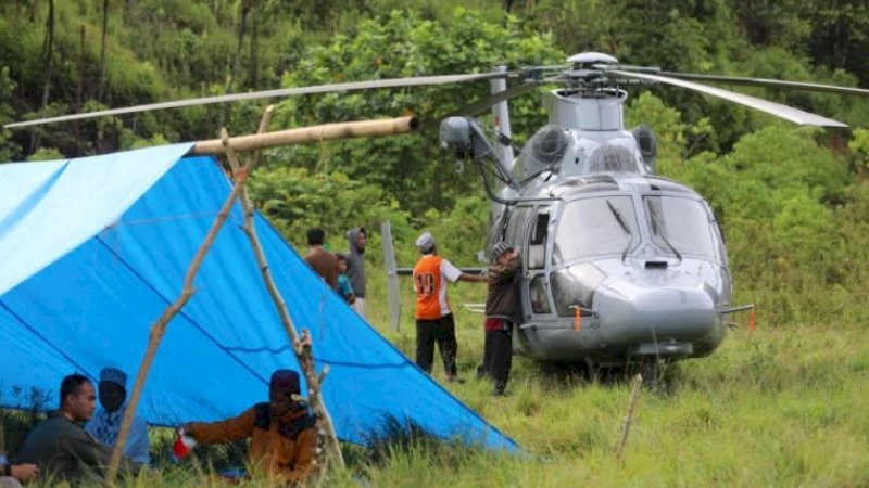 Terjebak Kabut saat Distribusi Bantuan, Awak Helikopter TNI AL Terpaksa Bermalam di Gunung