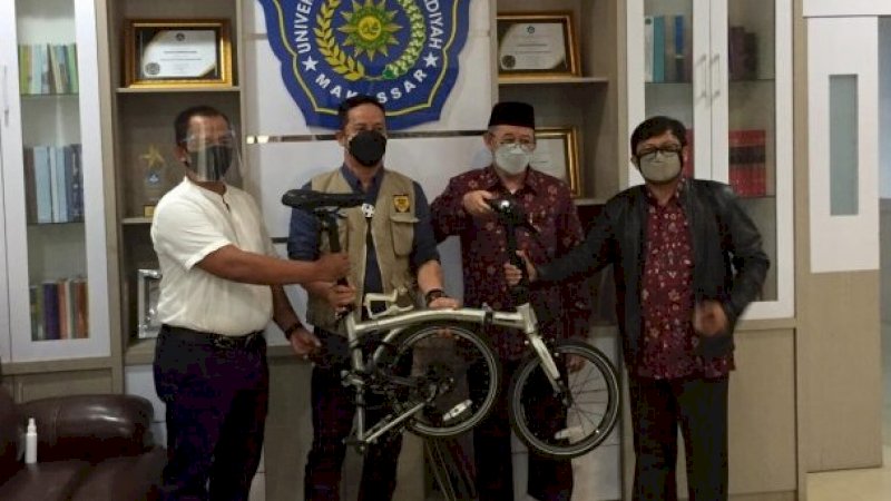 Penyerahan sepeda dari Dekan, Erwin Akib kepada Rektor Unismuh, Prof Ambo Asse.