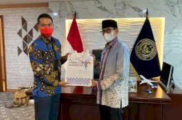 Sandiaga Uno Apresiasi Potensi Pengembangan Wisata di Sinjai, Bupati Hadiahkan Kaus dan Markisa