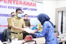 Digelar Virtual, Bupati Barru Serahkan SK 168 CPNS Baru