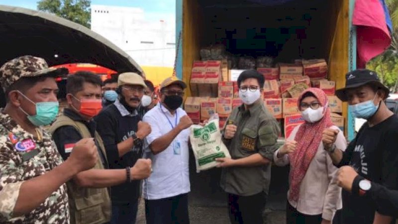 
Wakil Bupati Jeneponto, Tomy Satria Yulianto, pimpin distribusi bantuan untuk korban gempa Sulbar. 