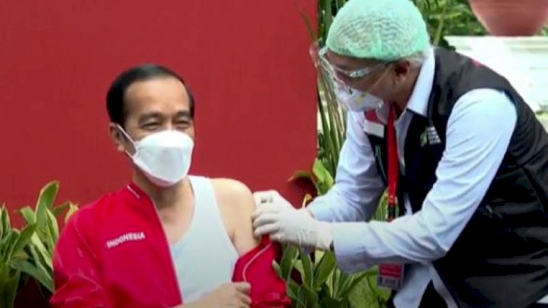 Presiden Joko Widodo (Jokowi) saat menerima vaksinasi COVID-19 dosis kedua di Istana Merdeka, Rabu (27/1/2021). (Foto: Tangkapan layar YouTube Sekretariat Presiden)