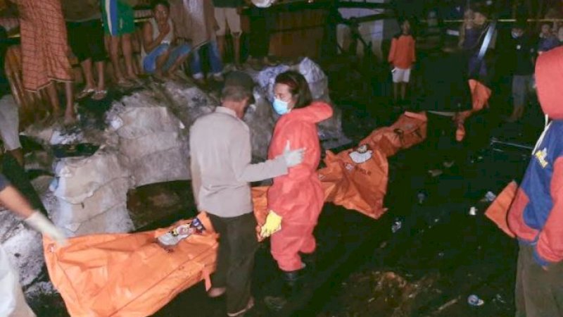 Proses evakuasi korban kebakaran di Kabupaten Jeneponto, Selasa (26/1/2021) malam).