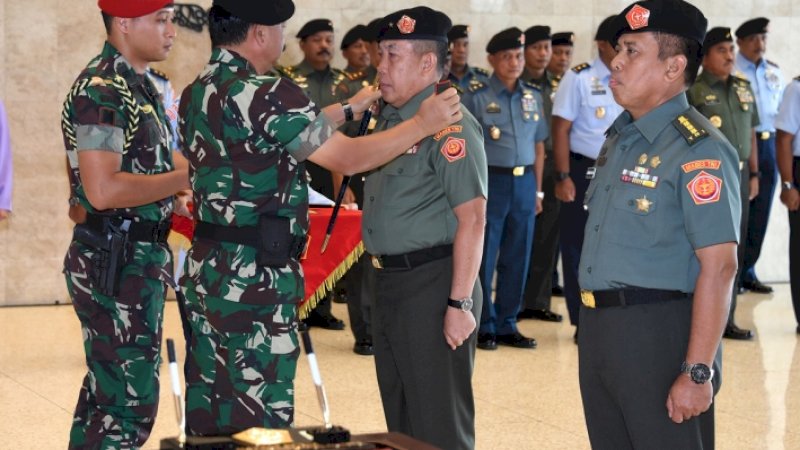 Gunawan Pakki (kanan) saat masih berpangkat kolonel.