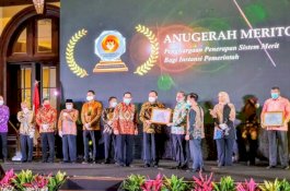 Diserahkan Ketua KPK, Bupati Wajo Terima Penghargaan Penerapan Sistem Merit dari KASN