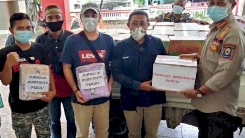 Jurnalis yang bertugas di Jeneponto menyerahkan bantuan korban gempa Sulbar diterima perwakilan Pemkab Jeneponto, Kasat Pol PP, Nasuhang.