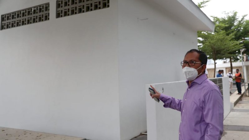 Moh Ramdhan Pomanto meninjau kakus timbul di Anjungan Losari, Kamis, (29/1).