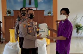 Jalin Cinta Kasih Antarumat Beragama, Kapolres Enrekang Salurkan Bantuan ke Gereja Imanuel dan Katolik