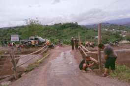 Aksi Simpatik Dua Polisi Jeneponto di Kampung Tolo, Selamatkan Warga dari Kecelakaan di Jembatan