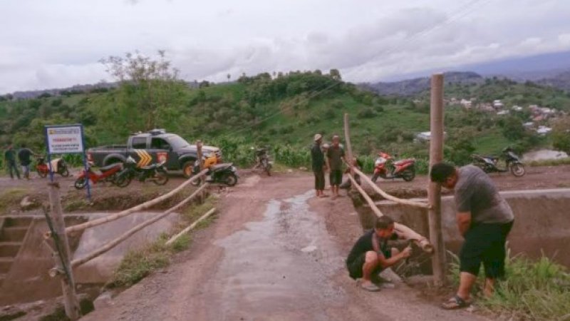 Aksi Simpatik Dua Polisi Jeneponto di Kampung Tolo, Selamatkan Warga dari Kecelakaan di Jembatan