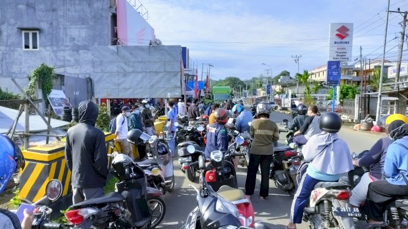 Pengguna motor Honda mengantre jalan Jenderal Sudirman, Kabupaten Mamuju, untuk mendapatkan servis gratis.