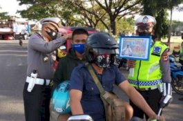 Tak Pakai Masker, Pengendara Disuruh Jalan Kaki ke Penjual