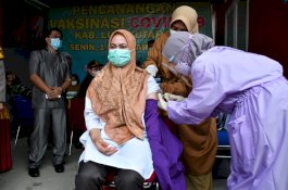 IDP Jadi Orang Pertama Disuntik Vaksin Covid-19 di Luwu Utara
