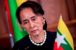 Aung San Suu Kyi Muncul untuk Pertama Kalinya