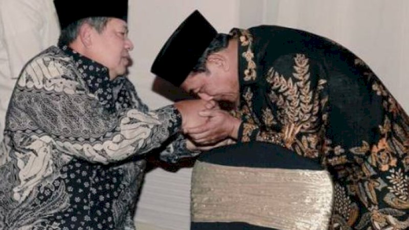 Moeldoko mencium tangan SBY dalam sebuah kesempatan.