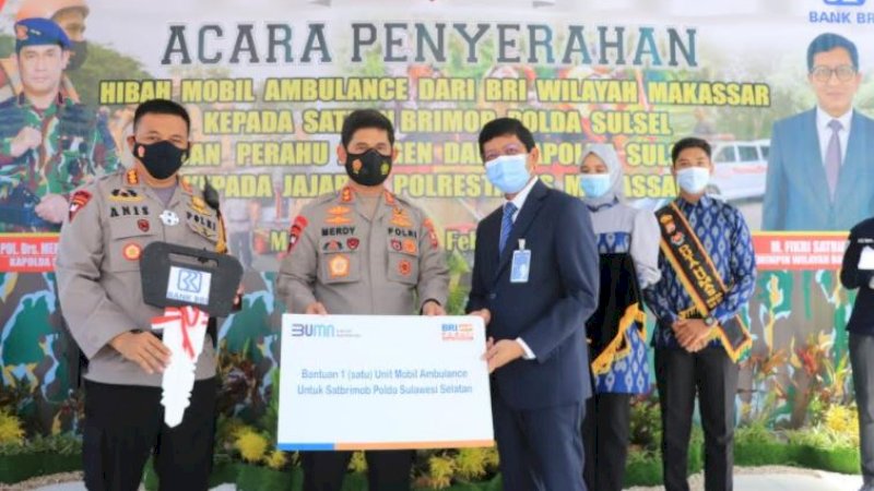 Pemberian kunci mobil ambulans secara simbolis berlangsung di Mako Batalyon A Pelopor Satbrimob, Jalan Sultan Alauddin, Makassar, Selasa (2/2/2021).