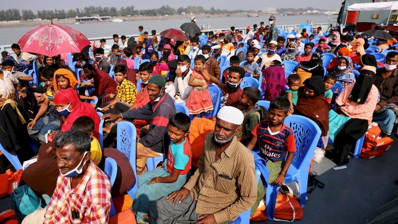 Pengungsi Rohingya di atas kapal yang membawa mereka ke Pulau Bhasan Char di Chattogram, Bangladesh, pada 4 Desember 2020. (Foto: Reuters)