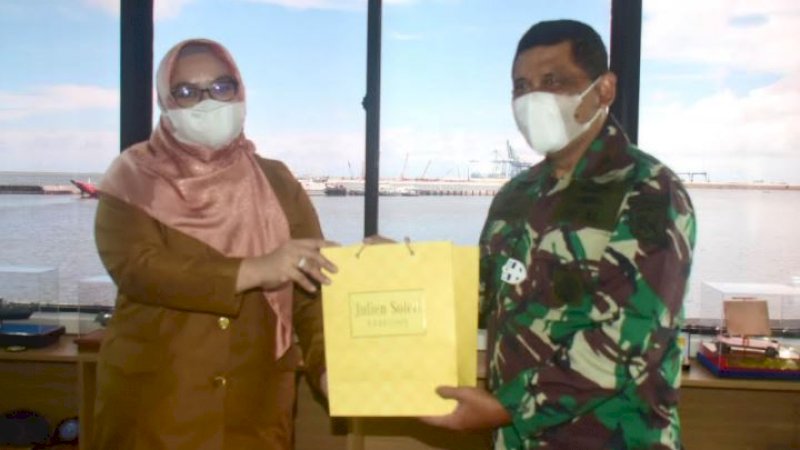 Plt Kepala Dinas Sosial Provinsi Sulsel, Gemala Faoza dan Danlantamal VI, Laksamana Pertama TNI Benny Sukandari.