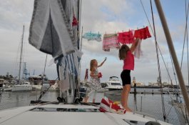 Kisah 1 Keluarga Berbulan-Bulan Berlayar Keliling Dunia untuk Hindari Pandemi COVID-19