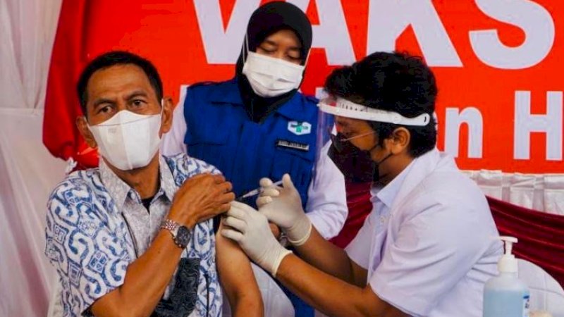 Ketua Komisi III DPRD Wajo, Taqwa Gaffar, menggantikan Ketua DPRD Wajo A.M. Alauddin Palaguna, untuk mendapatkan vaksin COVID-19. 
