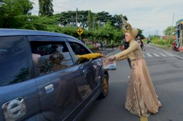 Komunitas Fotografer Bulukumba Berpakaian Adat Galang Bantuan untuk Korban Gempa Sulbar