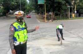 Polantas Polres Wajo Menyapu Kerikil di Jalanan demi Kurangi Risiko Kecelakaan