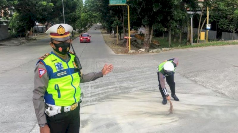 Polantas Polres Wajo Menyapu Kerikil di Jalanan demi Kurangi Risiko Kecelakaan