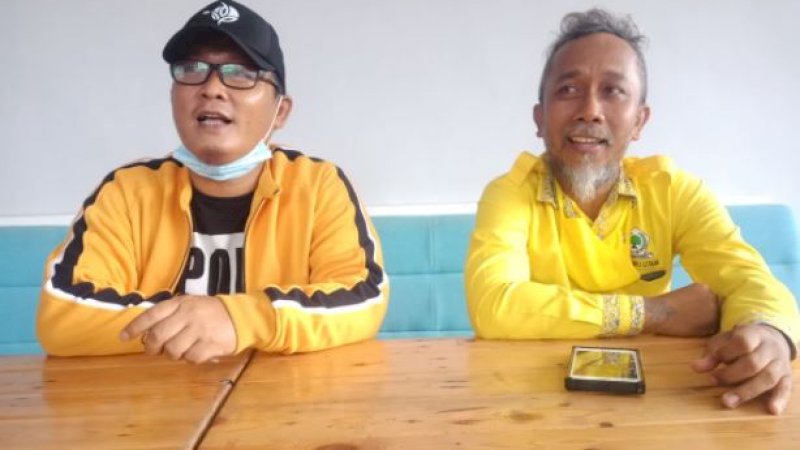 Wakil Ketua DPD II Golkar Lutra, Haeruddin Kasim (kiri) dan kader Golkar, Rais Nasrullah.