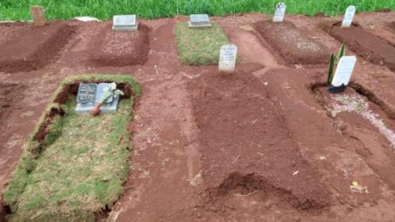 Salah satu makam yang amblas di TPU Karaba, Kecamatan Tapos, Depok. (Foto: Istimewa)