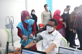 Terima Suntikan Vaksin COVID-19 Tahap Kedua, Gubernur Sulsel Akui Nafsu Makan Naik