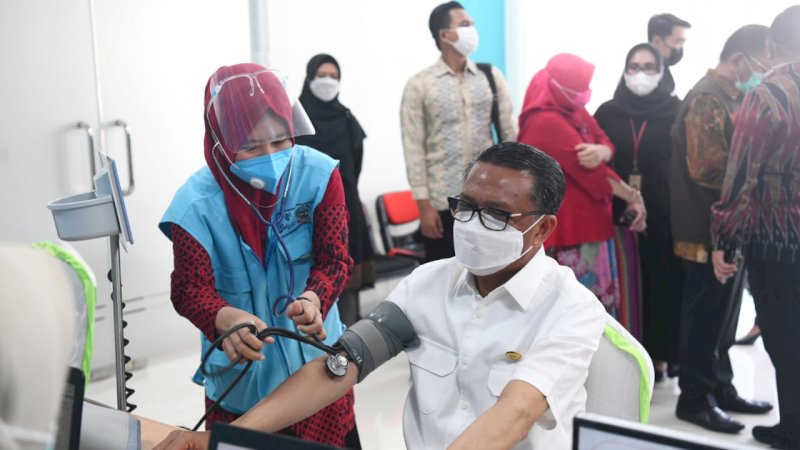Gubernur Sulsel, Nurdin Abdullah, saat menjalani proses vaksinasi di RSKD Dadi Makassar, Jumat (5/2/2021).