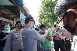 Sekda Palopo Bagi-bagi Masker dan Vitamin C di Pasar Sentral