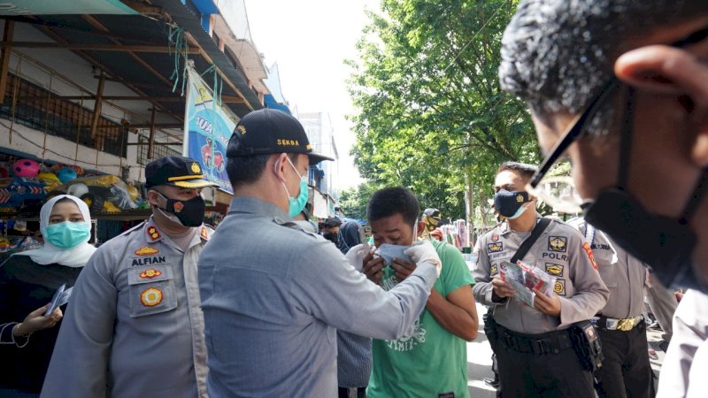 Sekda Palopo Bagi-bagi Masker dan Vitamin C di Pasar Sentral