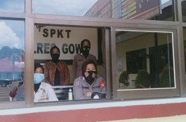 Mapolres Gowa Dijaga Polwan Cantik saat Berlangsung Salat Jumat