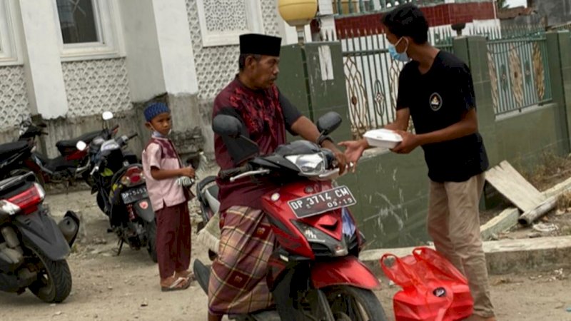 Pemilik Rumah Makan Tepi Sawah Sidrap Berbagi Nasi Gratis Usai Salat Jumat