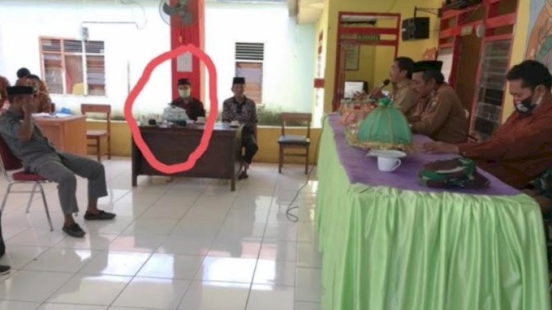 Haji Kasim (dilingkari) saat rapat membahas pupuk bersubsidi.