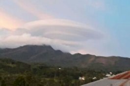 Berhasil Diabadikan Warga, Awan Berbentuk Piring Terbang Bikin Heboh Warga Jenetallasa Jeneponto