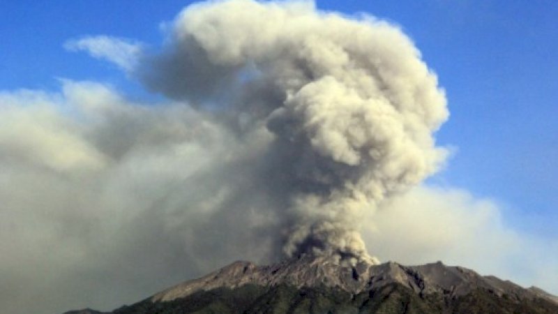 Abu Vulkanik dari Erupsi Gunung Raung Bisa Rusak Pesawat, Lion Air Group Batalkan 6 Penerbangan