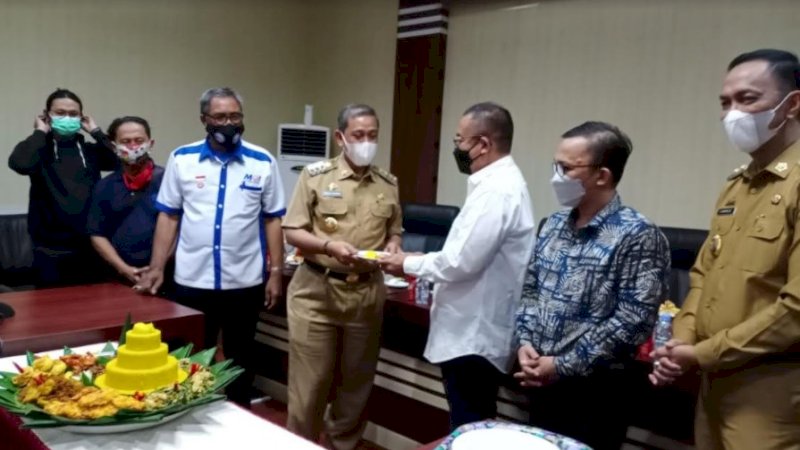 Diisi Pemotongan Tumpeng, Duo Amran Hadiri Peringatan Hari Pers Nasional di Wajo