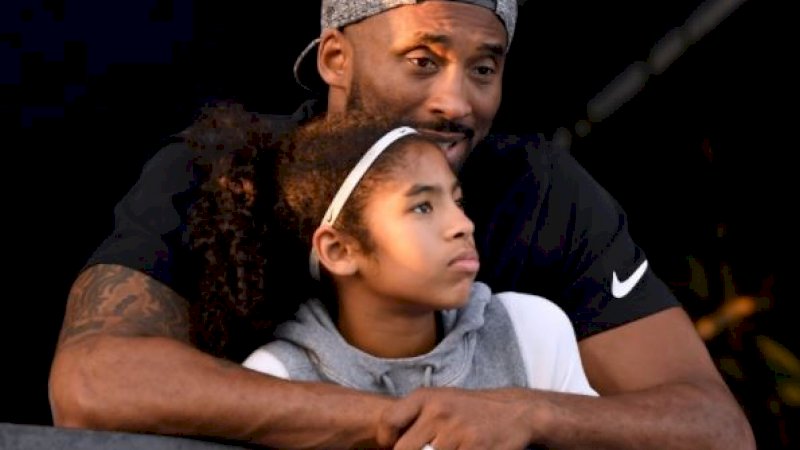 Kobe Bryant bersama putrinya Gianna semasa hidup. Keduanya tewas dalam kecelakaan helikopter. (Foto: Getty Images)
