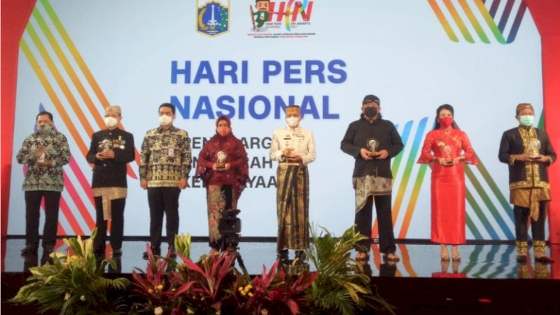 Taufan Pawe Terima Panghargaan Anugerah Kebudayaan PWI