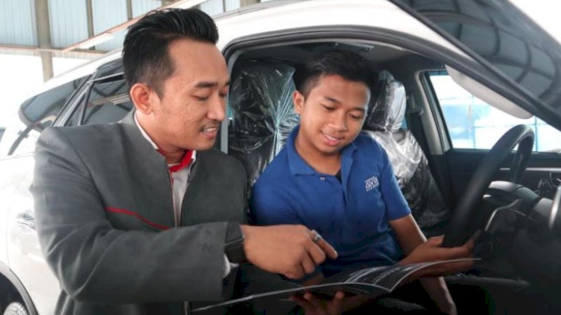 Wiraniaga sedang menawarkan produk unggulan Toyota kepada pelanggan di showroom Kalla Toyota Alauddin, beberapa hari lalu. (Foto: Kalla Toyota)