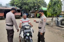 Warga Tidak Pakai Masker Dapat Teguran dari Kanit Sabhara Polsek Bola Wajo